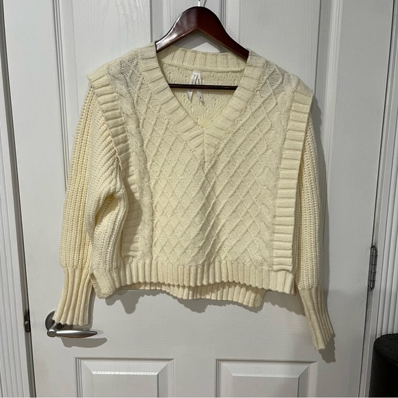 Women’s cream color knit swea size XS fits bigger - Picture 2 of 10